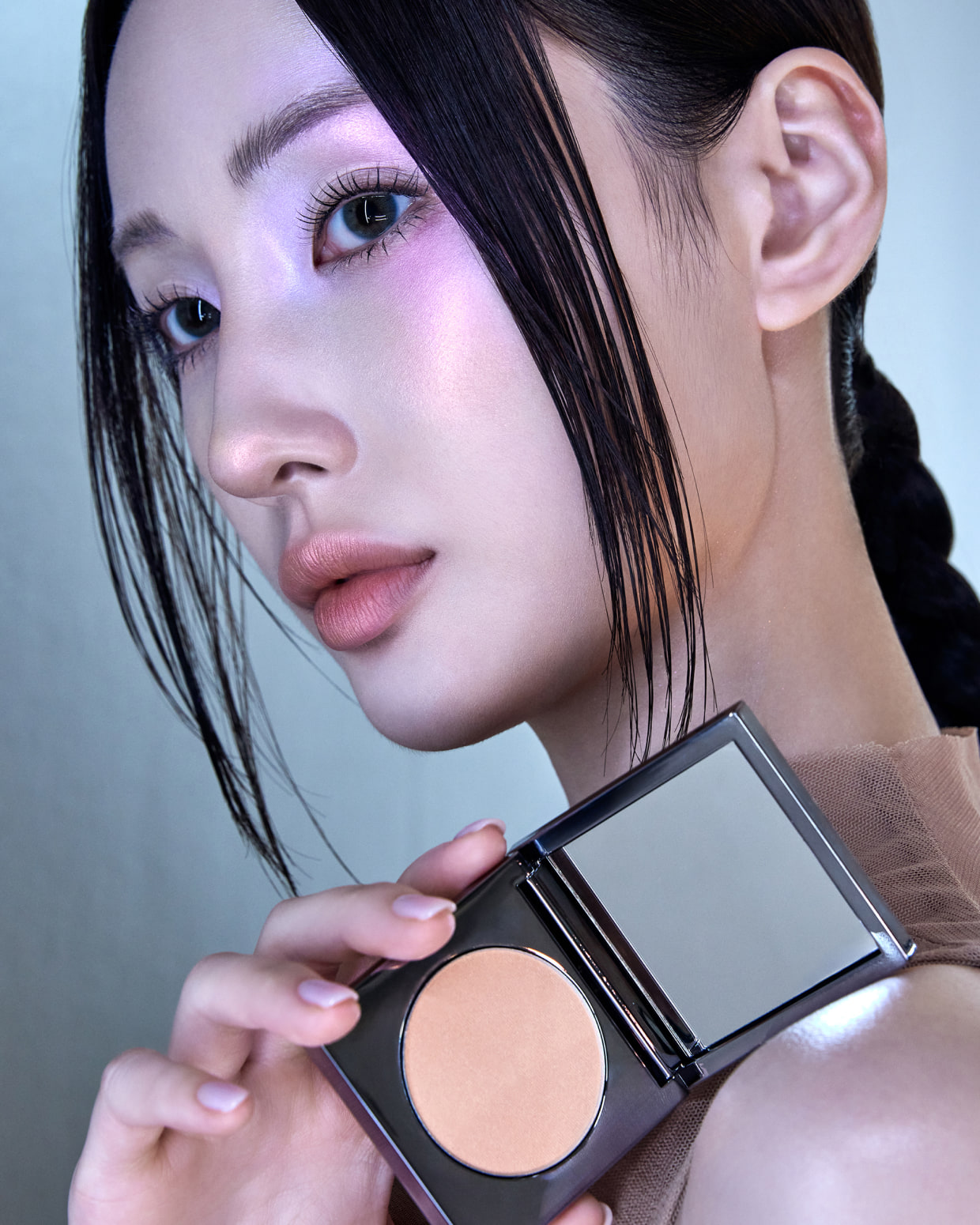 아멜리 파우더를 든 모델