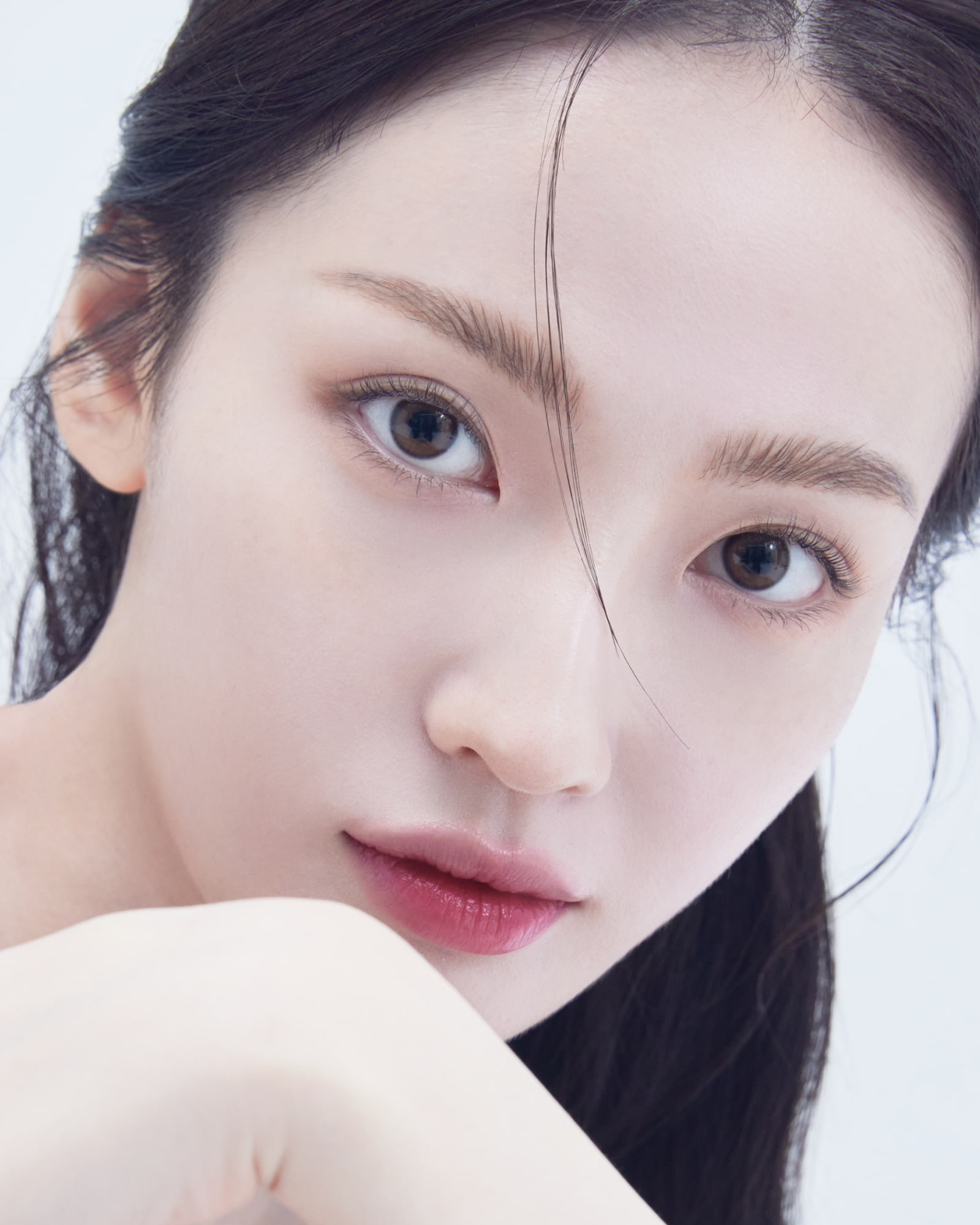 아멜리 메이크업을 한 모델의 클로즈업